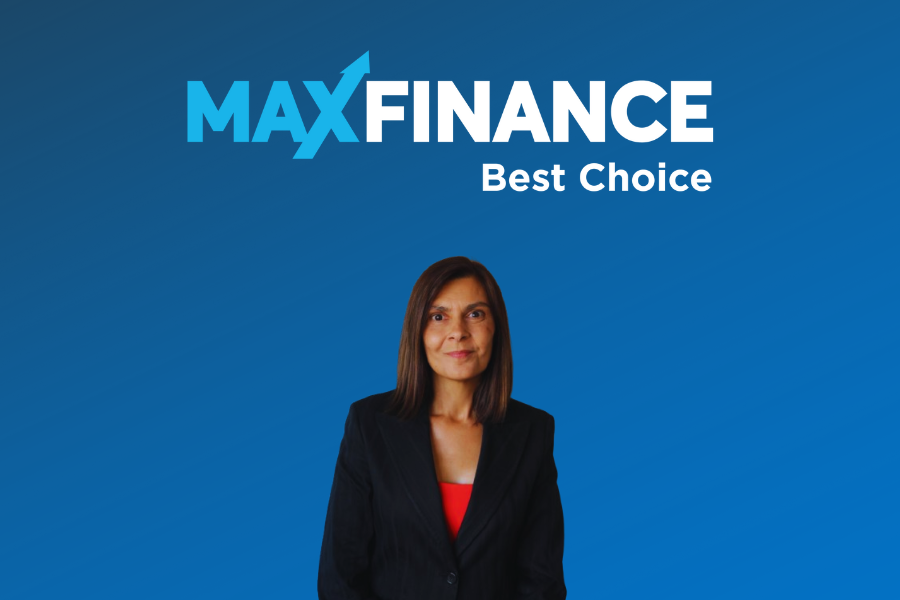 Mulher de cabelo castanho, vestida com fato escuro e blusa vermelha, em frente a um fundo azul com o logótipo “MAXFINANCE Best Choice