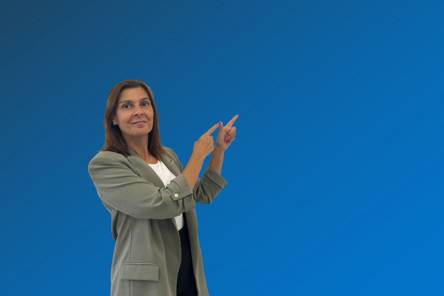 Mulher de casaco verde e blusa branca, a sorrir e a apontar com ambas as mãos para o lado direito, sobre fundo azul degradé. Imagem promocional da MaxFinance Best Choice para comunicação de crédito habitação.