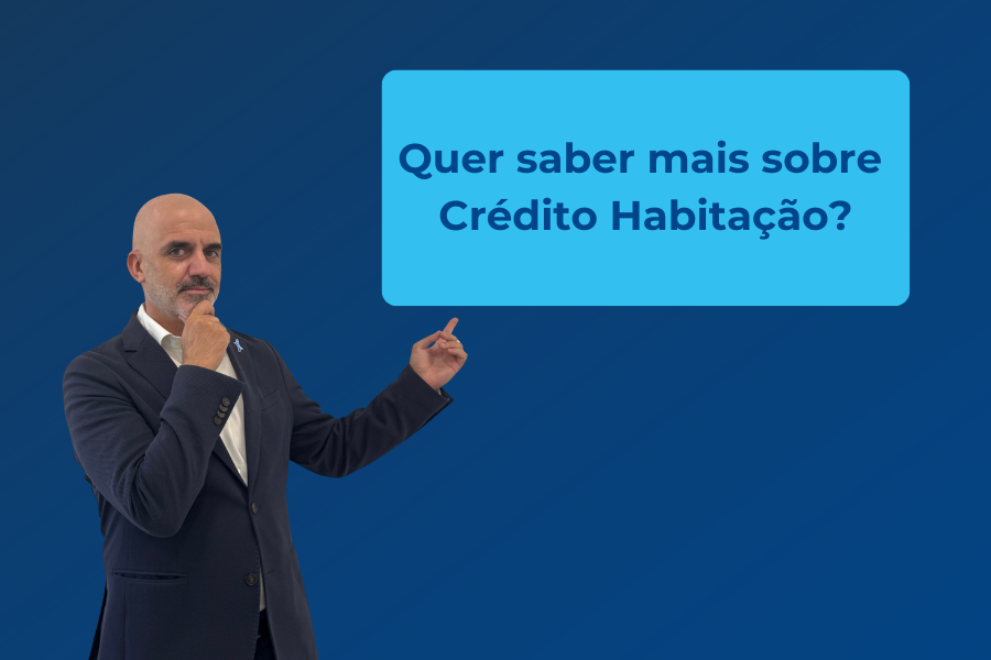 Homem de fato escuro e camisa branca, com expressão pensativa, aponta para um quadro azul com o texto “Saiba mais sobre Crédito Habitação”, sobre fundo azul degradé. Imagem promocional da MaxFinance Best Choice relacionada com crédito habitação.
